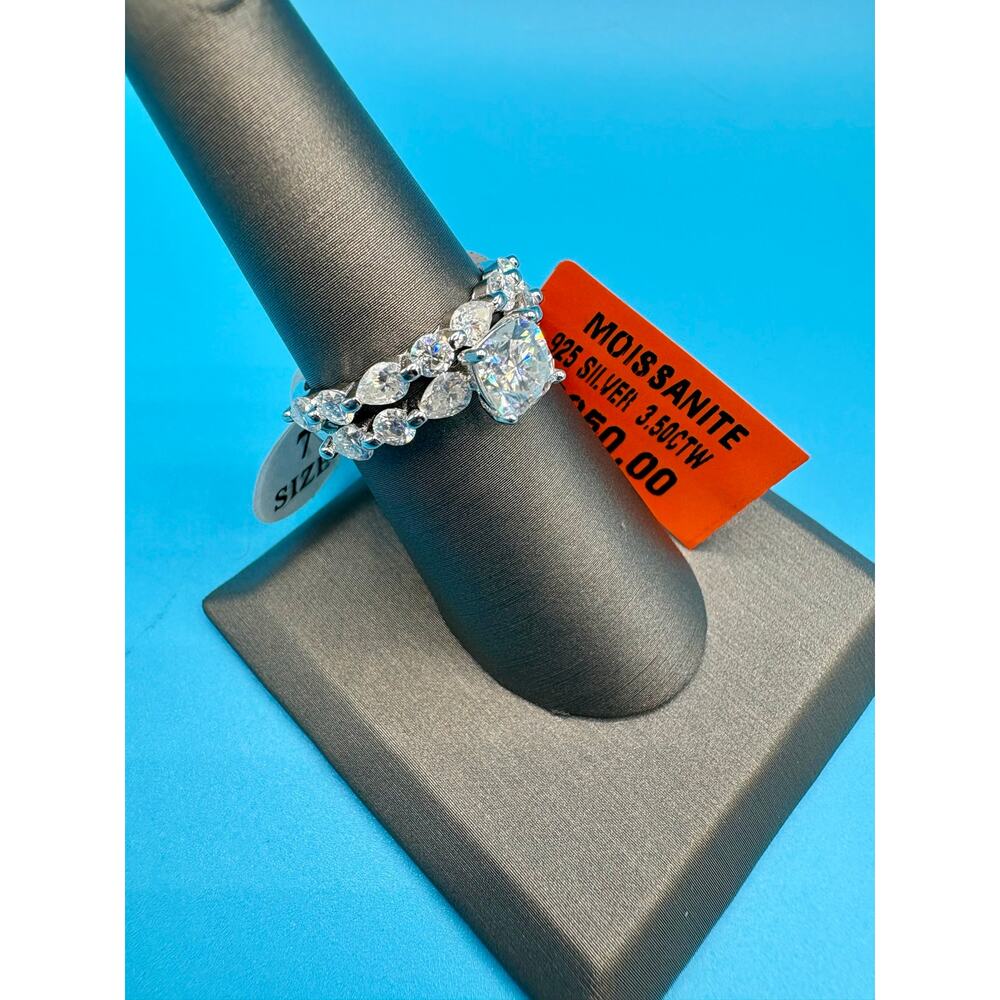 Stunning 3.5CTW Moissanite Sterling Silver Ring Set - Size 7